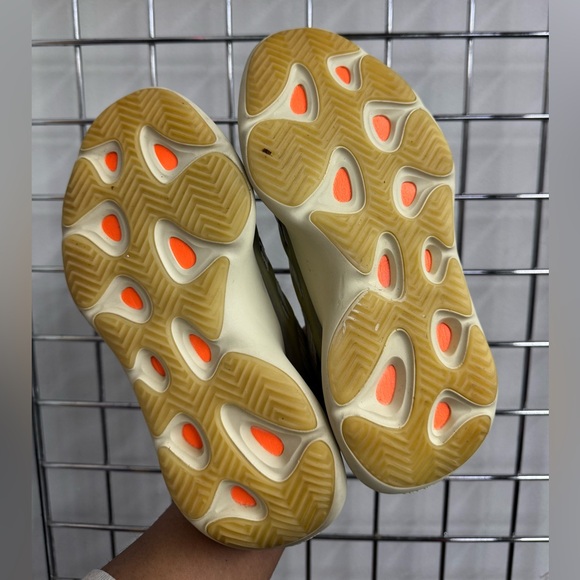 Adidas Men’s Yeezy 700 V3 ‘Fade Salt’ size 7 - Picture 4 of 9